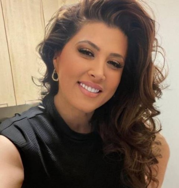 Inara, 45, Dioungani