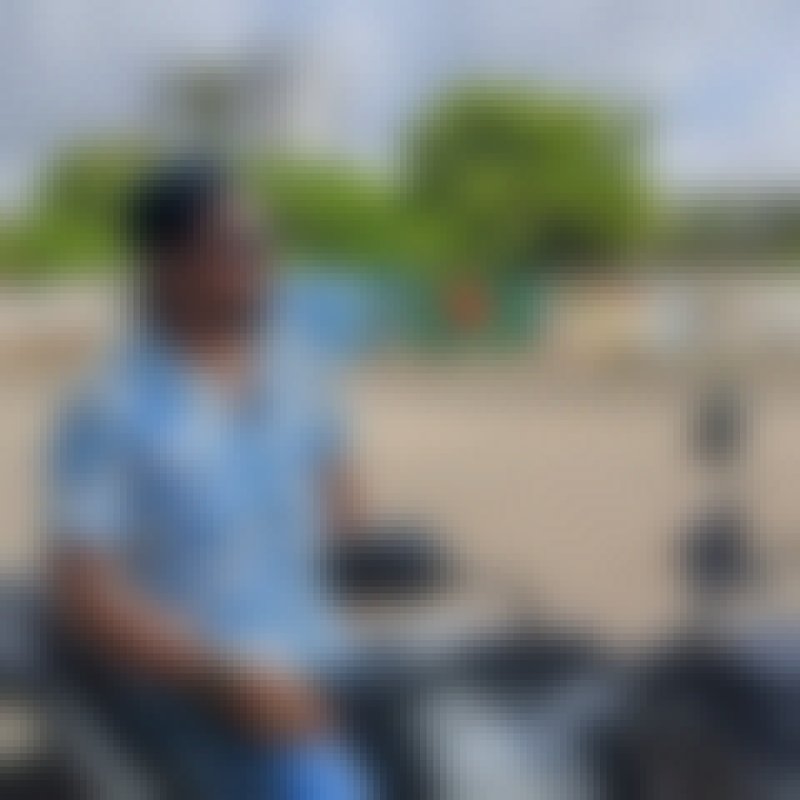 Suraz, 30, Adakplam