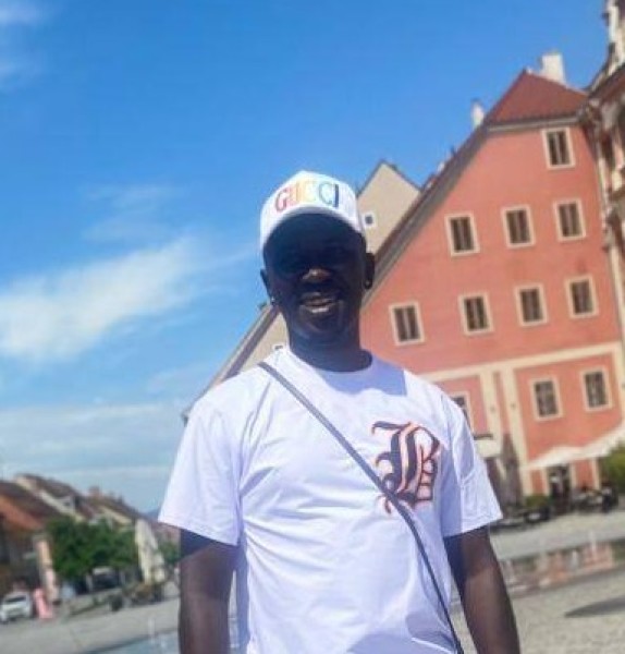 Kobe, 28, Holc