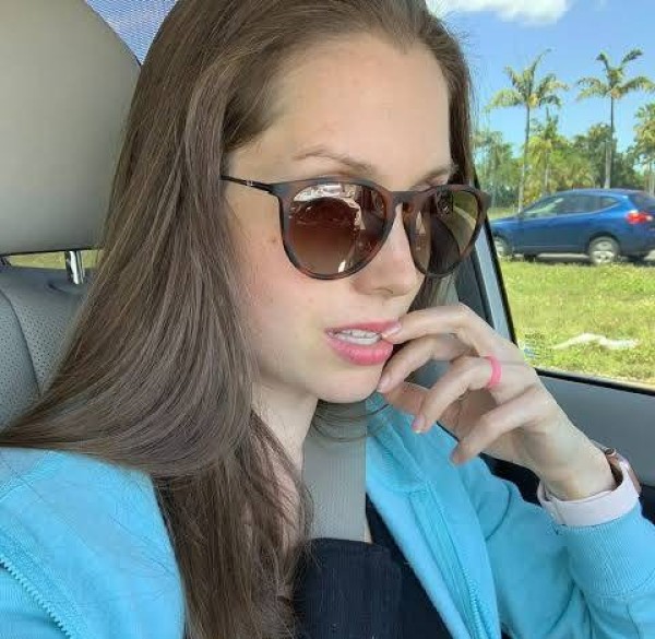 Marie, 30, Robertsville